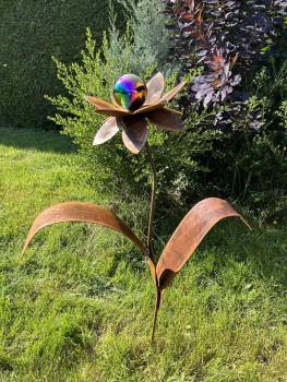 Metallblume Emily XL handgefertigt Rostblume Edelrostblume mit Edelstahlkugel regenbogen 8cm